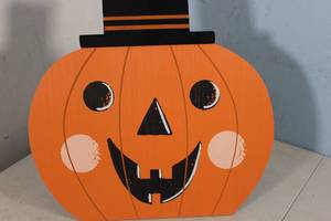 lot 47 image: Hyde & EEK Halloween Jack-O-Lantern Decorative Porch Sign