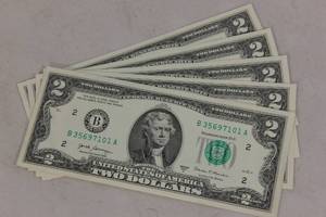 lot 51 image: 5ct Two Dollar Bills Excellent Condition, Rare Collectible Item