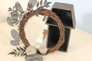 lot 189 image: Seasonal Decorative Wicker Wreath Small  Novelty Wood Shelf Haunted House Halloween Decoration