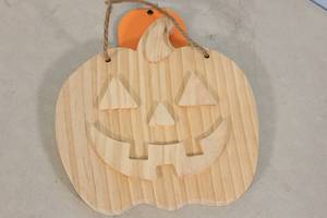 lot 90 image: Mondo Llama Jack-o-lantern Hanging Wooden Block crafting