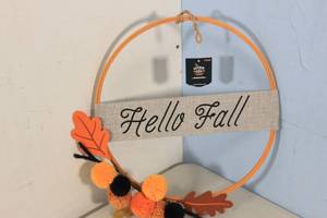 lot 102 image: Hyde & EEK Seasonal Wreath Decoration