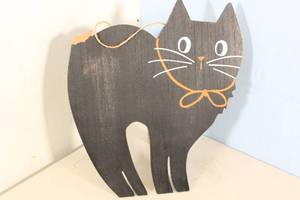 lot 104 image: Hyde & EEK Halloween Black Cat Decorative Porch Sign - Broken Tail