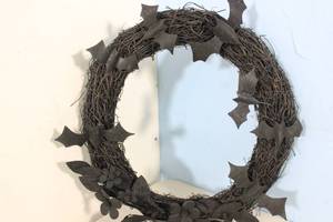 lot 115 image: Hyde & EEK Halloween Decorative Wreath Black Wicker with Bats and Flowers