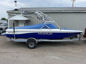 2001 21ft Moomba Mobius SkiWakeboard Boat
