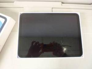 lot 25 image: Apple iPad 64 GB 10th Generation