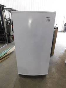 lot 21 image: Whirlpool 15.7-cu ft Frost-free Upright Freezer (White)