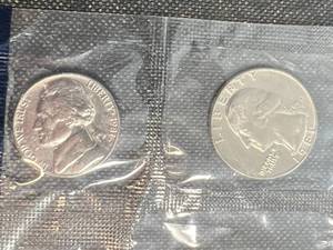 lot 32 image: 1981 US MINT SET