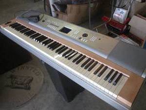 lot 1 image: (A-1) Yamaha DGX-620 Portable Grand...