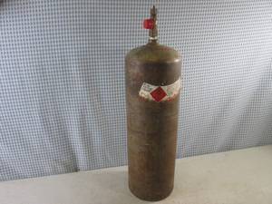 lot 120 image: (BR2) Acetylene Tank 19 Tall (Not ...
