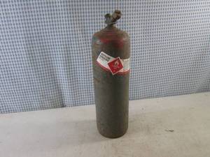 lot 121 image: (BR2) Acetylene Tank 13 Tall (Not ...
