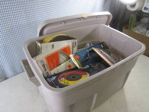lot 135 image: (F-1) 13.5 Gallon Rubbermaid Tote w...