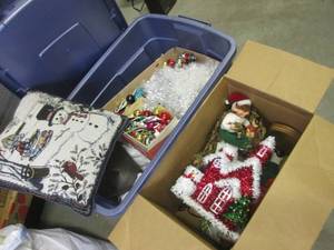 lot 308 image: (BSB) 31 Gallon Rubbermaid Tote wit...