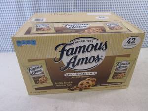 lot 332 image: (B-3) Case 42 Pouches Famous Amos C...