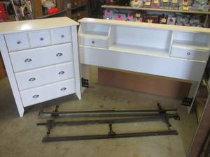 lot 66 image: (CS) Queen Size Headboard with Fram...