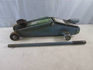 lot 76 image: (EC1) 3300 Pound Floor Jack - Works...