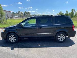 2010 Chrysler Town AND Country Touring - 1 OWNER