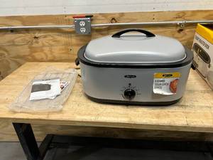 lot 73 image: BELLA 18 Quart Roaster Oven