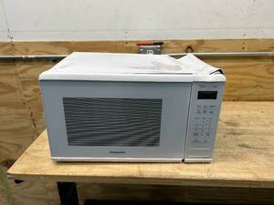 lot 74 image: PANASONIC 1.3 CU. FT. Microwave