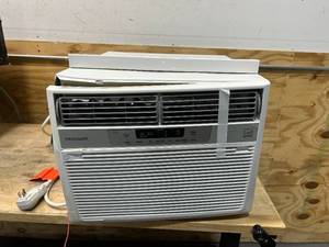 lot 79 image: FRIGIDAIRE FFRE1233S1 Air Conditioner