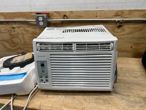 lot 82 image: FRIGIDAIRE FFRA0522R110 Air Conditioner