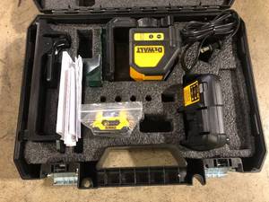 DEWALT 12V MAX Lithium-Ion 165 ft. Green Self-Leveling Cross-Line Laser Level with 2.0Ah Battery, Charger, and Case customer return see pictures