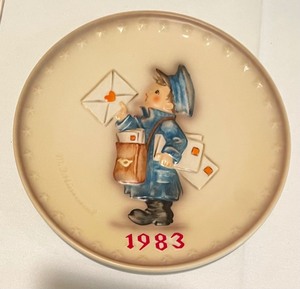 lot 64 image: 4 Hummel Annual Collectors Plates Years 1983-1986