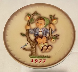 lot 69 image: 5 Hummel Collectable Bas Relief Plates Years 1977-1981