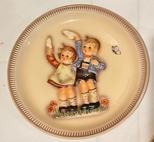 lot 81 image: Trio of Hummel Bas Relief Collectors Plates Years 1975, 1980 and 1985