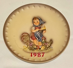 lot 82 image: 4 Hummel Bas Relief Collectors Plates Years 1987-1990