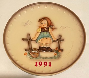 lot 83 image: 5 Hummel Annual Collectors Bas Relief Plates Years 1991-1995