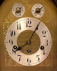 lot 86 image: Classy Vintage Mantle Clock