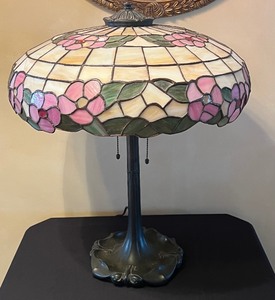 lot 8 image: Antique Wilkerson Open Rose Stained Glass Table Lamp