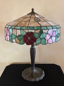 lot 21 image: Antique Floral Stained Glass Table Lamp