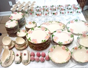 lot 94 image: LARGE Variety of Franciscan Desert Rose Dishes