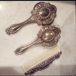 lot 95 image: Vintage Three Piece Vanity Set