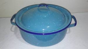 lot 528 image: Blue Enamel 10-inch Kettle, Pot with Cover. Excellent