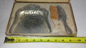 lot 542 image: Vintage Butlers Club Brush Set.