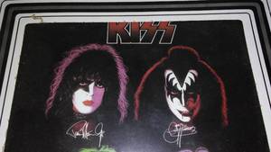 lot 553 image: Kiss Display with 4 Faces of Kiss.