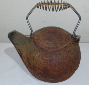 lot 560 image: Vintage Caster Tea Pot. Nice.