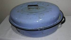 lot 570 image: Enamelware Blue Roaster Pan.