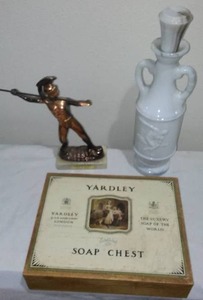 lot 586 image: Vintage Decor items (3)