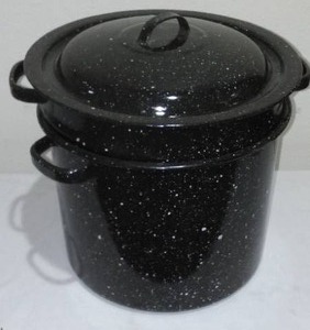 lot 591 image: Vintage Enamelware Pasta Pan.
