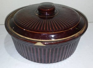 lot 600 image: Bean Pot.