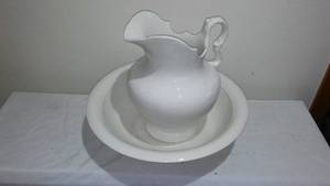 lot 617 image: vintage Pitcher and Basin