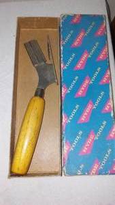 lot 625 image: Vintage wallpaper knife, Hyde Tools in box.