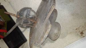 lot 662 image: Top for a 50 Gallon Wood Barrel. Apparatus moves up and down when cranked.