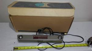 lot 680 image: Bell and Howell Photo Light Bar.