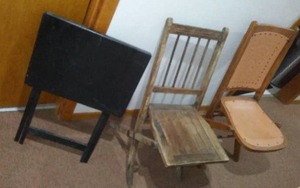 lot 689 image: Vintage folding chairs (2)