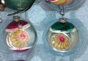 lot 694 image: Antique Vintage Christmas bulbs (11).