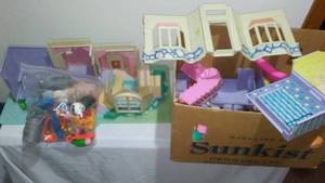 lot 720 image: Put Together Doll House.